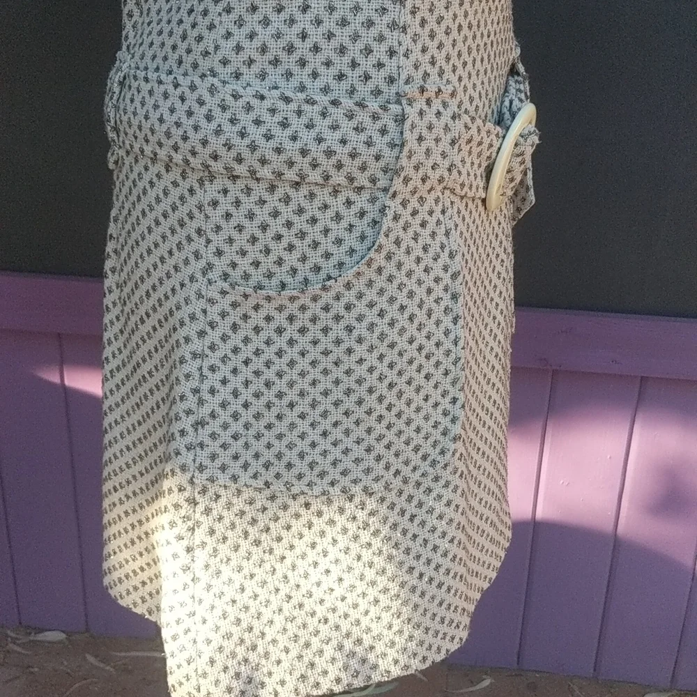 Cute retro looking dress - Picture 3 of 7